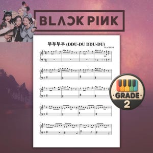 Peut inclure: Une page de partition pour la chanson DDU-DU DDU-DU de BLACKPINK, présentant une notation musicale standard sur fond blanc. Un badge circulaire avec un graphique de touches de piano colorées et le texte GRADE 2 est placé à droite.