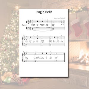Könnte beinhalten: Notenblatt für "Jingle Bells" von James Lord Pierpont. Das Klavierarrangement wird auf einer weißen Seite mit Noten und Text angezeigt. Der Titel steht oben, mit einem Weihnachtsbaum und einem Kamin im Hintergrund.