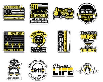 Könnte beinhalten: Eine Sammlung von Aufklebern mit Designs zum Thema 911-Disponenten. Die Aufkleber zeigen die amerikanische Flagge, Kopfhörer und Sätze wie "Dispatcher Life", "Calm Voice in the Dark" und "The Hidden Superheroes". Das Farbschema ist hauptsächlich Schwarz, Weiß und Gelb.