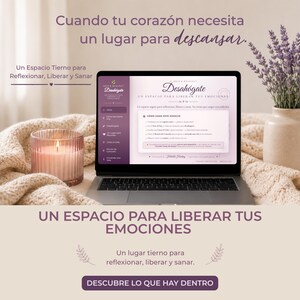 May include: A laptop displaying a website titled Desahógate with purple and white text. A lit candle in a ribbed glass jar sits to the left, and a vase of lavender is on the right. The screen shows text in Spanish about emotional reflection.