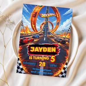 Puede incluir: Una colorida invitación de cumpleaños de Hot Wheels con una pista de carreras, coches, llamas y el logotipo de Hot Wheels. La invitación incluye el nombre "JAYDEN", la edad "5", la fecha "28 de febrero" y la hora "14:00".