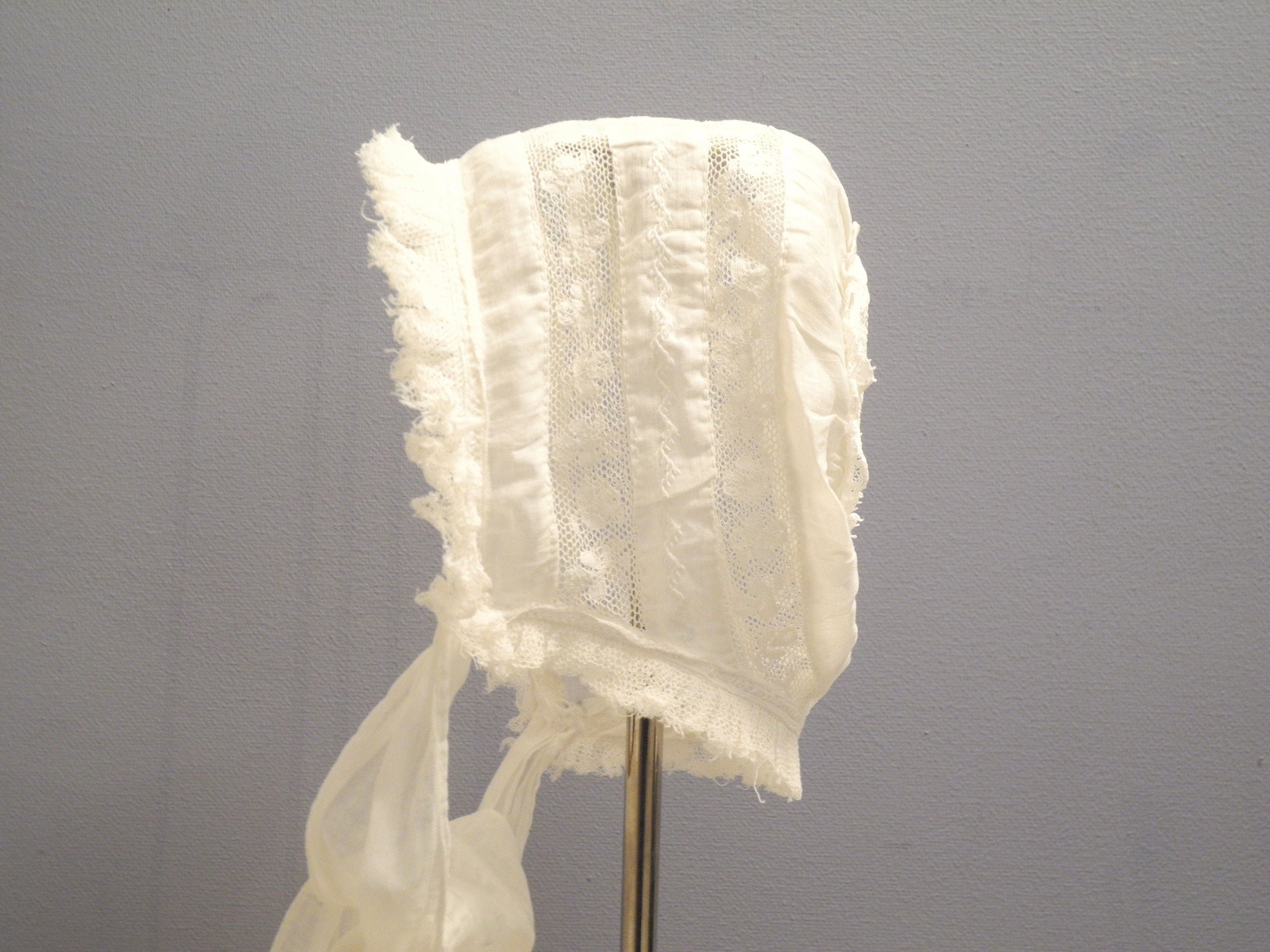 1900年代のヴィンテージハンドメイドバティストコットン＆レースベビー