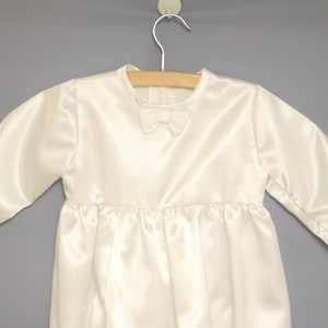 Vêtements bébé vintage | Barboteuse de baptême en satin blanc des années 1970 | Combi-short vintage pour bébé | Taille 12 - 18 mois