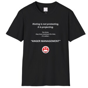 Op de afbeelding: Zwart T-shirt met witte tekst: "Rioting is not protesting, it is projecting." Daaronder "ANGER MANAGEMENT" en een rood-witte afbeelding. Een casual top voor dagelijks gebruik.