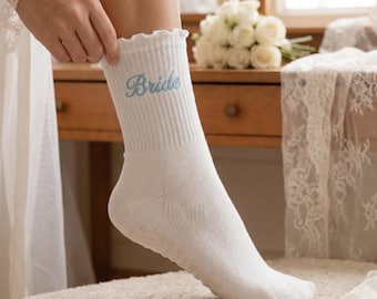 Calcetines de pilates con volantes y iniciales personalizadas, calcetines bordados personalizados, calcetines antideslizantes de pilates para mujer, regalos para despedidas de soltera, recuerdos de boda.