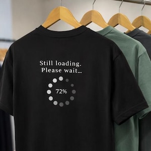 Still Laden Programmer Shirt, Minimalistisches Tech Humor T-Shirt, Comfort Farben zurück Print
