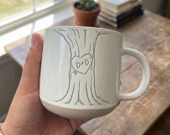 Personalisierte gravierte paar Keramikbecher, Hochzeitsgeschenk, individuell geschnitzte Initialen in einem Herzbaum Paar Becher, Verlobungsgeschenke, Jungvermählten Geschenk