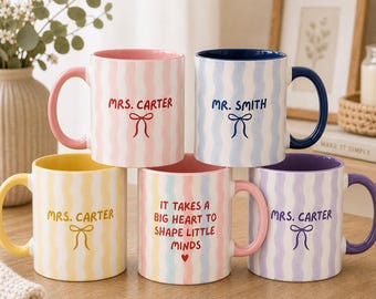 Personalisierte Lehrertasse mit Namen, individuell gestreifte Lehrerkaffeetasse, Geschenk für Lehrer, Schulanfanggeschenk, individuelle Apfeltasse