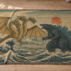 Può includere: Una coperta rettangolare tessuta con un'illustrazione dettagliata di un drago dorato a tre teste di fronte a un mostro blu scuro in un oceano turbolento. La scena include un grande sole rosso, onde stilizzate e una montagna sullo sfondo.