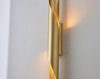 Aplique de pared de latón hecho a mano, lámpara de pared moderna y escultural, lámpara de lujo minimalista para mesita de noche y pasillo.