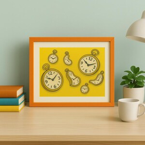 Op de afbeelding: Een oranje ingelijste print met een gele achtergrond en diverse cartoon zakhorloges. De horloges hebben zwarte contouren en witte wijzerplaten, in verschillende vormen en maten. De print wordt weergegeven op een houten tafel.