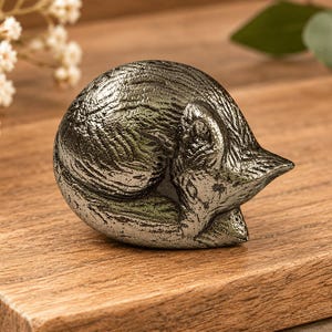 ヴィンテージピューター製眠るキツネの引き出しノブ、素朴な動物モチーフの家具金具