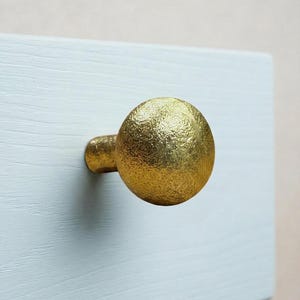 Ronde kastknop van gehamerd messing – antiekgouden ladeknop met structuur