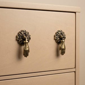 Tiradores de cajón vintage hechos a mano, tirador colgante de latón antiguo con forma de mano, pomo de armario gótico