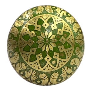 Peut inclure: Bouton décoratif rond vert et doré avec un motif floral et géométrique complexe. Le bouton présente un motif central en forme d'étoile et des détails ornés sur les bords. Les accents dorés contrastent avec la base verte.