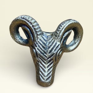 Może przedstawiać: Zestaw trzech ceramicznych kubków z nakrapianym, matowym wykończeniem. Kubki są w odcieniach kremowym, jasnobrązowym i ciemnobrązowym. Każdy kubek ma prosty, minimalistyczny design i zaokrąglony uchwyt.