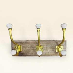 Peut inclure: Panneau en bois rustique avec l'inscription "Welcome to our home" en lettres blanches. Le panneau présente une finition vieillie et un design simple et accueillant, idéal pour la décoration d'entrée.