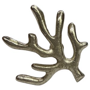 Puede incluir: Objeto decorativo plateado con forma de coral. El objeto tiene una superficie texturizada y un diseño irregular y ramificado. La estructura similar al coral es de metal y está sobre un fondo blanco.