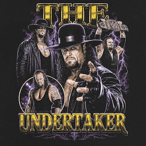 Puede incluir: Una camiseta negra con un gráfico de The Undertaker en varias poses, con rayos púrpuras y un cementerio de fondo. El texto THE UNDERTAKER está impreso en letras doradas grandes y desgastadas en la parte superior e inferior del diseño.