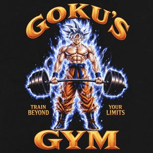 Peut inclure: Un imprimé graphique noir représentant un personnage musclé aux cheveux argentés entouré d'une aura bleue, soulevant une barre de musculation. Le texte GOKU'S GYM est inscrit en haut et en bas, avec TRAIN BEYOND YOUR LIMITS sur les côtés.