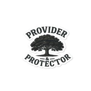 Peut inclure: Un autocollant blanc avec les mots "PROVIDER & PROTECTOR" en noir, en forme d'arche. Une illustration détaillée d'un arbre noir est centrée entre le texte. L'arbre a un feuillage complet et un tronc robuste.