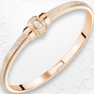 Brazalete rígido texturizado de oro rosa de 18 quilates con detalle de diamante talla brillante – Pulsera de diseño artesanal para mujer