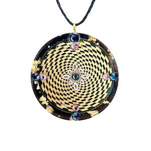 Pode incluir: Um conjunto de três canecas de cerâmica com acabamento manchado e fosco. As canecas são em tons de creme, cinza claro e cinza escuro. Cada caneca tem um design simples e minimalista, ideal para café ou chá.