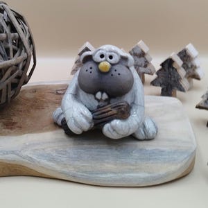 Castor de cerámica Raku - Divertida escultura artesanal - Animal decorativo único - Figura blanca craquelada - Arte animal hecho a mano