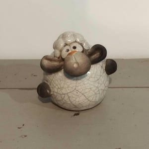 Raku-Keramikschaf – Lustige, handgefertigte Schafskulptur – Einzigartiges Dekotier – Originelles Geschenk – Handgefertigte Keramikfigur