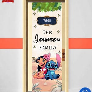 Może przedstawiać: Okładzina drzwi z postaciami Lilo i Stitch, z nazwiskiem "The Johnson Family" i numerem adresu 7865. Projekt obejmuje motyw tropikalny z zielonymi liśćmi i gwiazdami.