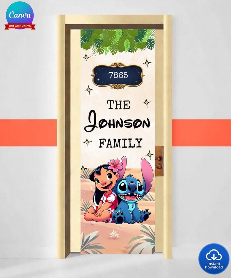 Może przedstawiać: Okładzina drzwi z postaciami Lilo i Stitch, z nazwiskiem "The Johnson Family" i numerem adresu 7865. Projekt obejmuje motyw tropikalny z zielonymi liśćmi i gwiazdami.