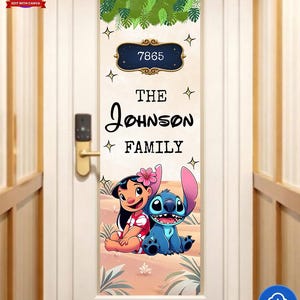 Może przedstawiać: Białe drzwi z dekoracyjnym wzorem z napisem "The Johnson Family" i numerem "7865". Projekt zawiera ilustracje Lilo i Stitch z tropikalną obw&oacute;dką z liści.
