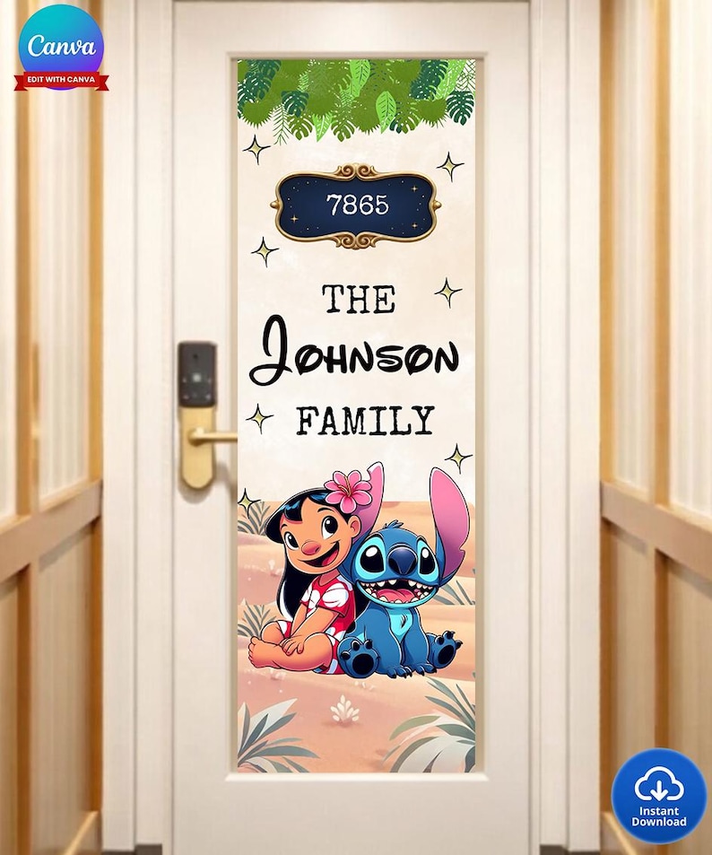 Może przedstawiać: Białe drzwi z dekoracyjnym wzorem z napisem "The Johnson Family" i numerem "7865". Projekt zawiera ilustracje Lilo i Stitch z tropikalną obw&oacute;dką z liści.