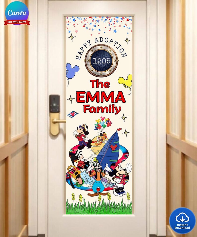 K&ouml;nnte beinhalten: T&uuml;rdekoration mit einem farbenfrohen Design mit Micky Maus und Freunden. Der Text lautet "Happy Adoption" und "The Emma Family". Das Design umfasst Ballons, Sterne und ein nautisches Emblem mit der Nummer 1205.