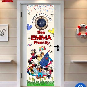 K&ouml;nnte beinhalten: Eine T&uuml;rfahne mit dem Text "Happy Adoption" und "The Emma Family". Die Fahne zeigt Micky Maus und Freunde auf einem Boot, mit einem nautischen Design und farbenfrohen Akzenten.