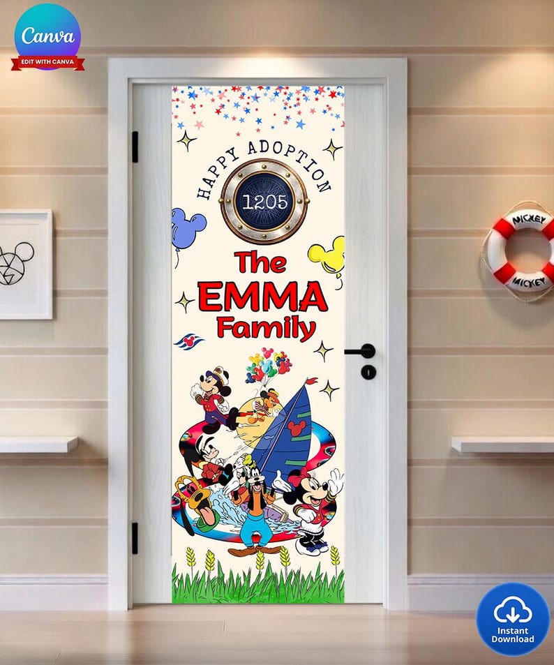 K&ouml;nnte beinhalten: Eine T&uuml;rfahne mit dem Text "Happy Adoption" und "The Emma Family". Die Fahne zeigt Micky Maus und Freunde auf einem Boot, mit einem nautischen Design und farbenfrohen Akzenten.