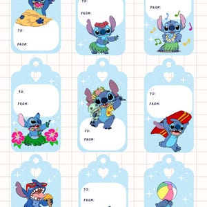 Puede incluir: Un conjunto de etiquetas de regalo azules con ilustraciones del personaje Stitch. Cada etiqueta, con forma de corazón en la parte superior, incluye los textos "PARA:" y "DE:" para personalizar. Stitch se muestra en varias poses, como surfeando y jugando con una pelota de playa.