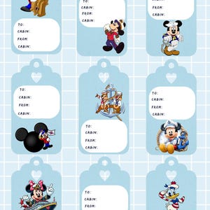 Puede incluir: Etiquetas de regalo de color azul claro con varios personajes de Disney, incluyendo Mickey Mouse y Donald Duck. Cada etiqueta tiene una parte superior en forma de corazón y espacio para escribir "Para", "Cabaña", "De" y "Cabaña". El logo de Canva está en la esquina superior izquierda.