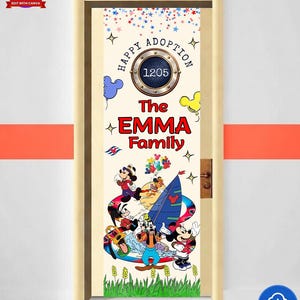 K&ouml;nnte beinhalten: Ein T&uuml;rbanner mit den Worten "Happy Adoption" und "The Emma Family" in Rot. Das Banner zeigt Micky Maus und Freunde auf einem Segelboot, mit blauen und gelben Luftballons. Die Nummer "1205" befindet sich in einem kreisf&ouml;rmigen Rahmen.