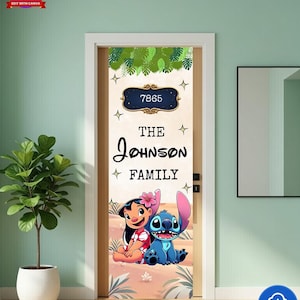 Może przedstawiać: Osłona drzwi z postaciami Lilo i Stitch, z napisem "THE JOHNSON FAMILY" i numerem "7865". Projekt zawiera kwiatową i liściastą obw&oacute;dkę oraz jasnor&oacute;żowe i beżowe tło.
