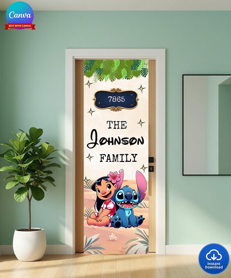 Może przedstawiać: Osłona drzwi z postaciami Lilo i Stitch, z napisem "THE JOHNSON FAMILY" i numerem "7865". Projekt zawiera kwiatową i liściastą obw&oacute;dkę oraz jasnor&oacute;żowe i beżowe tło.