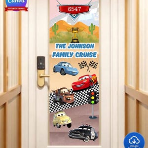 Może przedstawiać: Naklejka na drzwi z postaciami z filmu Auta. Projekt zawiera tekst "THE JOHNSON FAMILY CRUISE" i numer "6547". Naklejka przedstawia r&oacute;żne postacie z Aut, trofeum i szachownice.