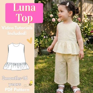 Pode incluir: Uma criança vestindo um conjunto xadrez amarelo e branco, composto por um top com peplum e calças largas. A imagem inclui o texto: "Luna Top", "Video Tutorials Included!" e "3 months-16 years PDF Pattern".