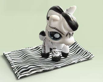 Littlest Pet Shop #903 Zebra | Teal Blue Eyes with Towel
