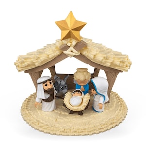 Può includere: Un presepe con una stella d'oro. Include statuine di Maria, Giuseppe, Gesù bambino, un angelo e un asino, in stile cartoon con colori neutri.