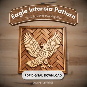 Puede incluir: Un patrón de intarsia de águila de madera, un plano de carpintería de sierra de calar. El águila es de color claro, con alas detalladas y una mirada enfocada, sobre un fondo de espiga de madera oscura. El texto "Eagle Intarsia Pattern" se muestra en la parte superior.