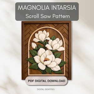 Pode incluir: Padrão de serra de rolagem de madeira com um design de flor de magnólia. A obra de arte inclui o texto "MAGNOLIA INTARSIA Scroll Saw Pattern" e "PDF DIGITAL DOWNLOAD". As flores de magnólia são brancas com folhas verdes, em um fundo de madeira marrom.