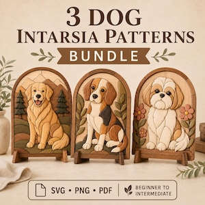 Op de afbeelding: Een digitaal pakket met 3 honden-intarsia patronen met een golden retriever, een beagle en een shih tzu in gewelfde houten frames. De tekst luidt 3 DOG INTARSIA PATTERNS BUNDLE en SVG PNG PDF BEGINNER TO INTERMEDIATE op een lichte achtergrond.