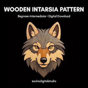 Peut inclure: Motif de marqueterie en bois représentant une tête de loup. L'œuvre présente un design détaillé avec diverses teintes de bois, notamment du gris, du marron et du beige. Le texte en haut indique "WOODEN INTARSIA PATTERN" et "Beginner-Intermediate • Digital Download."