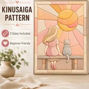 以下が含まれることがあります： KINUSAIGA PATTERN、3 Sizes Included、Beginner Friendlyというテキストが記載された木枠の布製モザイクアート。ベンチに座って夕日を眺める人物と猫が描かれた木目調のフレームに入った木目込み細工のクラフトプロジェクト。